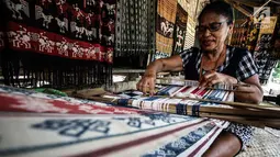 Mama Adriana Rambuadji membuat kain tenun di Desa Adat Prailiu, Sumba Timur, NTT, Sabtu (15/12). Kain tenun Sumba dijual dengan harga Rp 100 ribu hingga Rp 30 juta. (Liputan6.com/JohanTallo)