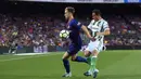 Pemain Ivan Rakitic, berusaha melewati adangan pemain Real Betis pada lanjutan La Liga Spanyol di Camp Nou stadium, Barcelona, (20/8/2017). Barcelona menang 2-0.  (AFP/Josep Lago)