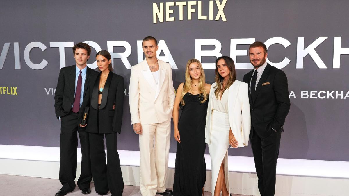 Gaya Modis Victoria Beckham Sekeluarga di Premier Serial Dokumenter, Anak Sulung Tak Terlihat Lagi