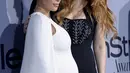 Kim Kardashian West berfoto bersama Honoree Charlotte Tilbury saat berpose di red carpet saat acara InStyle Awards di Getty Center, Los Angeles, California, Selasa (27/10/2015). (REUTERS/Kevork Djansezian)