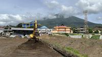 Sebuah ekskavator tampak melakukan pekerjaan renovasi Stadion Gelora Kie Raha yang terletak di Ternate, Maluku Utara pada Kamis, (14/3/2024). Stadion tersebut akan menjadi markas bagi Malut United untuk Liga 1 musim depan. (Bola.com/Hery Kurniawan)