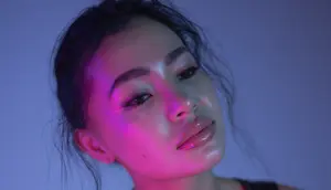 Trik Makeup Glowing untuk Wajah Lebih Tirus, Samarkan Pipi Tembam dengan Teknik Ini