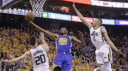 Aksi forward Golden State Warriors, Kevin Durant  (tengah) melakukan lay up melewati adangan para pemain Utah Jazz pada gim keempat playoff NBA di Salt Lake City, Senin (8/5/2017). Warriors menang 121-95.  (AP/Rick Bowmer)