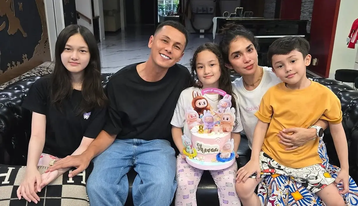 Sheva mendapatkan banyak kado dari orang tua dan keluarga. Momen hangat perayaan ulang tahun Sheva ini diunggah Ussy Sulistiawaty di laman Instagramnya. Dalam keterangan unggahannya, Ussy menuliskan ucapan selamat dan doa untuk anak keduanya dari pernikahannya dengan Andhika ini. Ussy juga ungkap jika Amel dan Ara tidak bisa turut serta merayakan. (Liputan6.com/IG/@ussypratama)