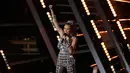 Miley Cyrus berbicara di atas panggung saat menjadi host di ajang bergengsi MTV VMA 2015 yang digelar di Microsoft Theatre, Los Angeles, California, AS (30/8/2015). (REUTERS/Mario Anzuoni)