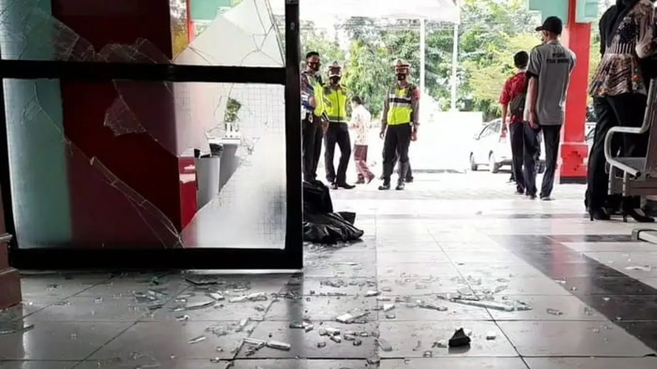 Sekelompok orang mengambil paksa jenazah pasien Covid-19 dan merusak sejumlah fasilitas di RSUD Brebes, Jawa Tengah. (Foto: Liputan6.com/Polres Cilacap)