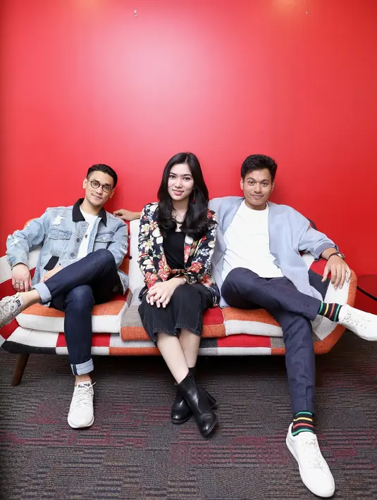 Setelah ketiganya bertemu, terciptalah single berjudul Heaven. Dari situ tercipta warna unik dalam singelnya. Heaven merupakan single perdana kolaborasi ketiga penyanyi tersebut. (Daniel Kampua/Bintang.com)