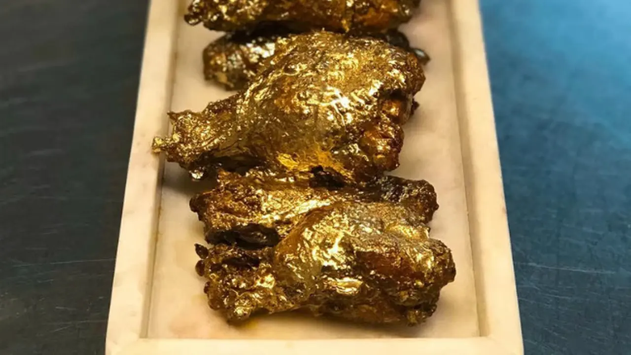 Mau membayar belasan juta rupiah untuk beberapa potong sayap ayam goreng berlapis emas?