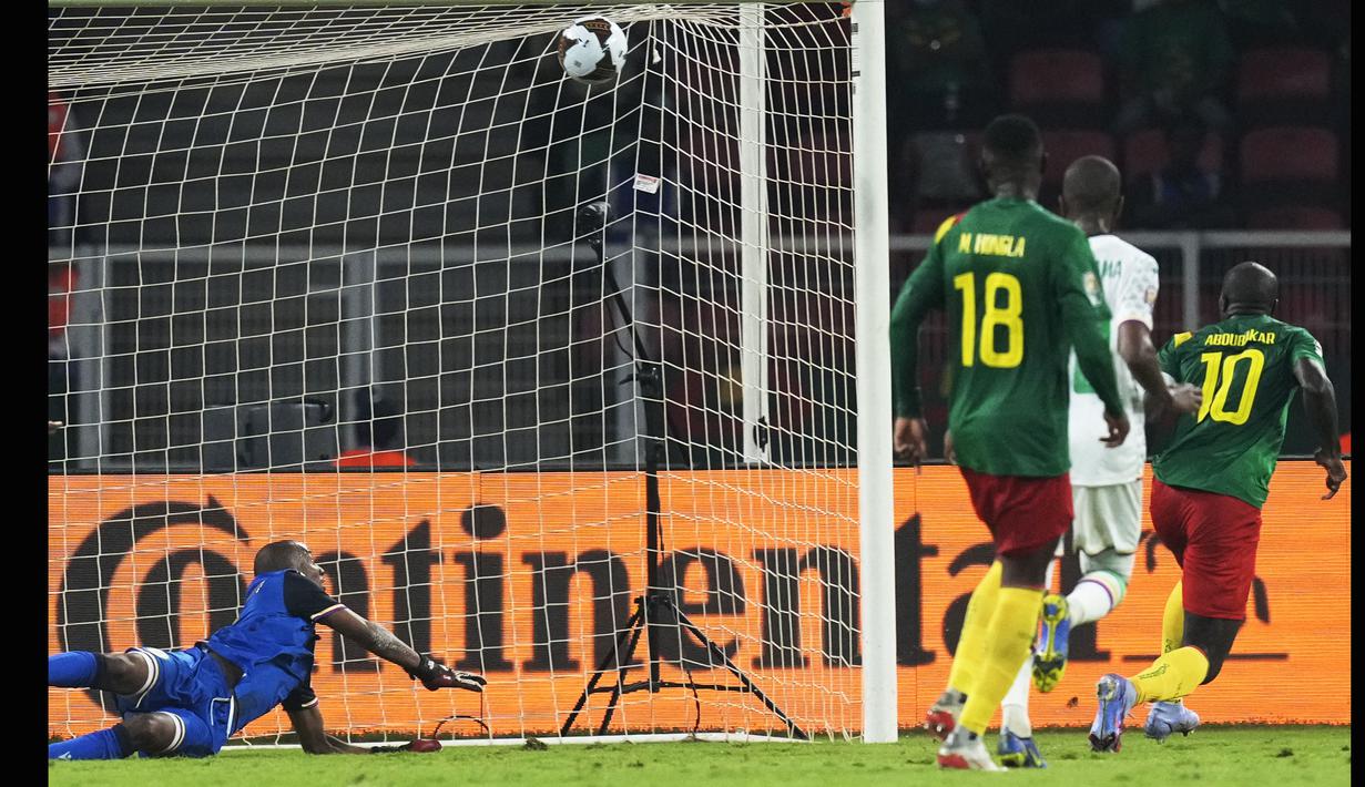 Hebatnya, Comoros tetap bermain cukup apik dan 'hanya' kebobolan dua gol, masing-masing dari Karl Toko Ekambi dan Vincent Aboubakar. (AP Photo/Themba Hadebe)