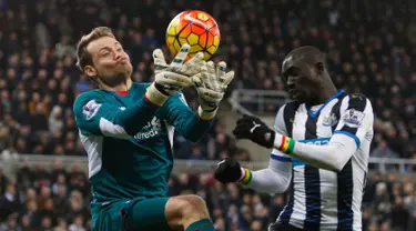 Kiper Liverpool, Simon Mignolet (kiri) berusaha menangkap bola dari kejaran penyerang Newcastle, Papiss Cisse pada lanjutan Liga Inggris di Stadion St James' Park, Inggris (6/12). Newcastle menang atas Liverpool dengan skor 2-0. (Reuters/Andrew Yates)