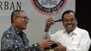 Ketua LPSK Abdul Haris dan Jaksa Agung M Prasetyo saat pemberian cinderamata usai pada penandatanganan MoU di Jakarta, Selasa (19/4). Kejagung dan LPSK memperpanjang nota kesepakatan dalam hal perlindungan saksi. (Liputan6.com/Helmi Afandi)