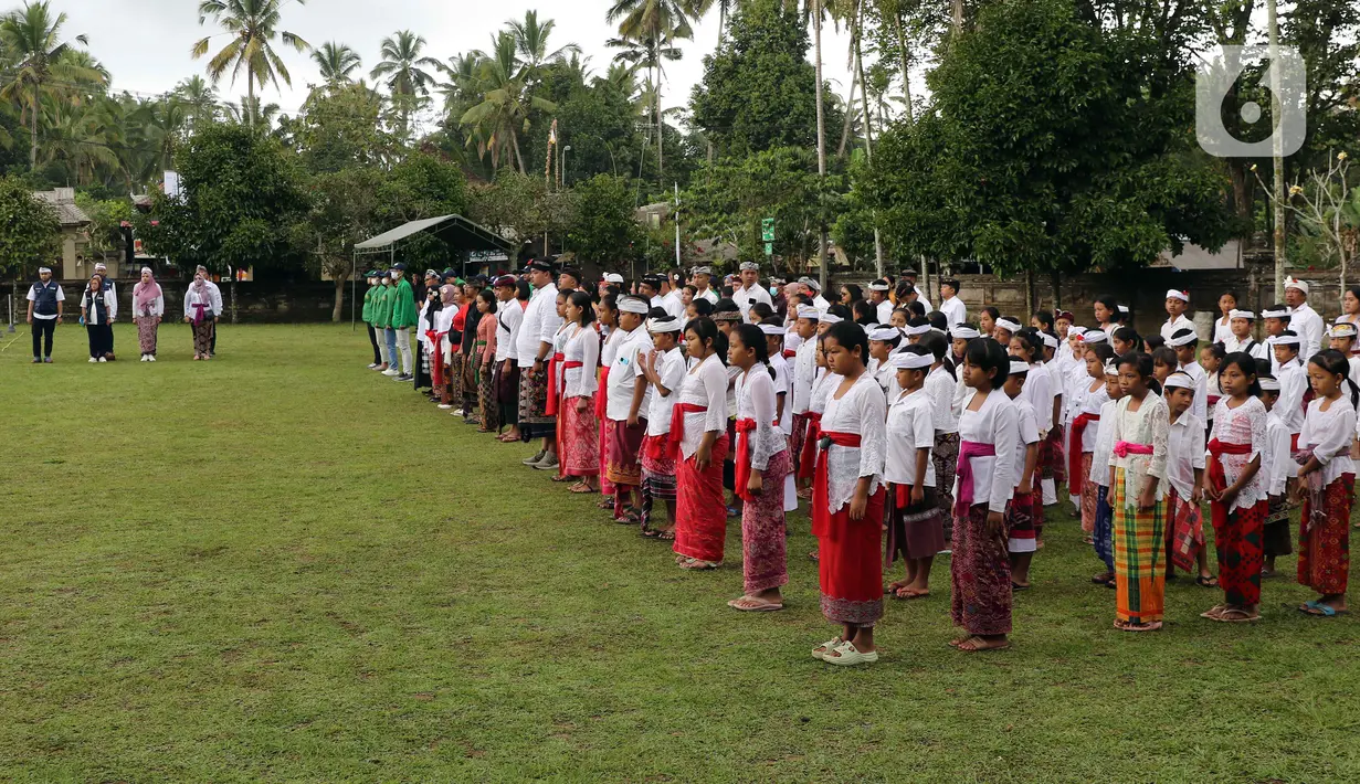 Peserta antusias mengikuti upacara peringatan detik-detik Proklamasi di halaman Tugu Pahlawan Banjar Penglipuran, Kabupaten Bangli, Bali, Kamis (17/8/2023). (Liputan6.com/Helmi Fithriansyah)