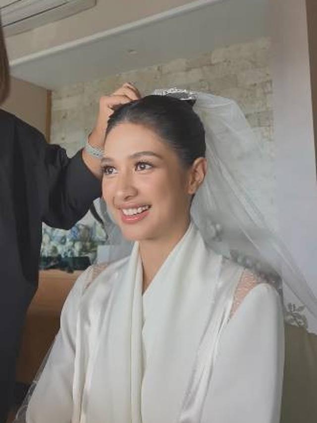 Detail makeup Mikha Tambayong di hari pernikahan (Sumber: Instagram/evalovira)