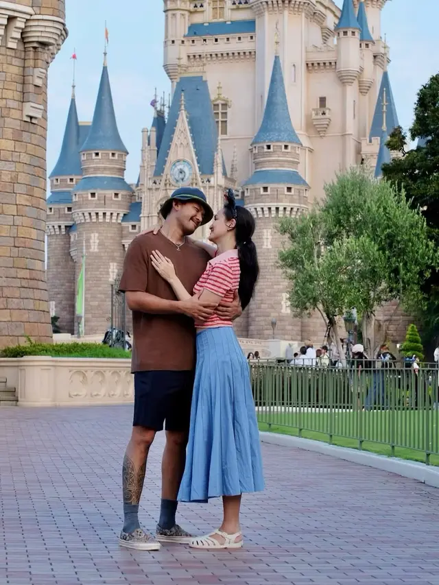 Gaya Serasi Rio Dewanto dan Atiqah Hasiholan Liburan di Jepang, Tampil Casual Playful Bak Pasangan Remaja