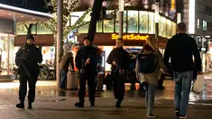 Polisi bersenjata berpatroli di sekitar Stadion HDI Arena, Hanover, Selasa (17/11). Pertandingan persahabatan antara Jerman melawan Belanda di Stadion tersebut dibatalkan beberapa saat menjelang kick off setelah adanya ancaman bom. (REUTERS/Nigel Treblin)
