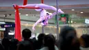 Seorang peserta mengambil bagian dalam kontes Pole Dance di sebuah pusat perbelanjaan di Shenyang, Liaoning, China, 4 April 2017. Pole Dance merupakan bentuk seni pertunjukan yang menggabungkan tari dan akrobat yang menggunakan tiang. (AFP PHOTO/STR)