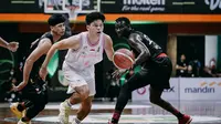 Duel sengit pemain West Bandits melawan Indonesia Patriots di IBL 2023