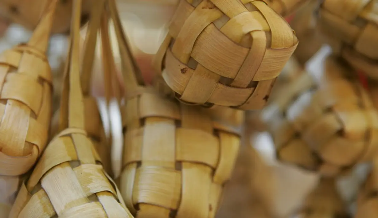 Ketupat tentu bukan makanan yang asing, karena makanan berbahan dasar beras yang dibungkus dengan anyaman daun kelapa yang masih muda ini sangat identik dengan Hari Raya Lebaran Idul Fitri. (Istimewa)