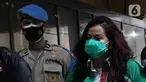 Jennifer Jill dibawa oleh petugas untuk dihadirkan dalam rilis kasus Narkoba di Polda Metro Jaya, Jakarta, Jumat (19/02/2021). Jennifer Jill ditangkap Satresnarkoba Polres Metro Jakbar atas kasus kepemilikan sabu-sabu pada Selasa (16/2) di kediamannya kawasan Ancol. (Liputan6.com/Herman Zakharia)
