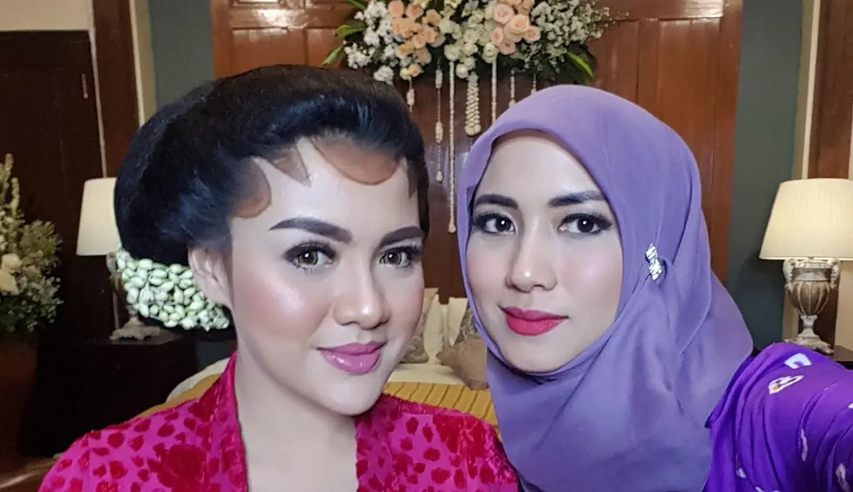 Salah satunya adalah Ade Andrini yang hadir di prosesi sakral Vicky Shu. Tak kalah cantik dengan Vicky yang berkebaya pink, Ade pun juga tampak anggun dengan baju berwarna ungu yang senada dengan hijabnya. (doc. pribadi/Ade Andrini)