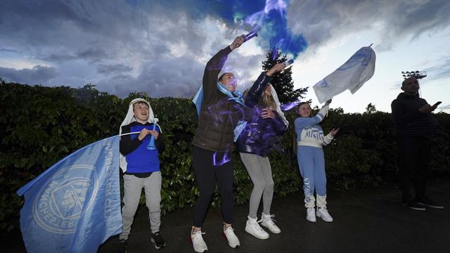 FOTO: Selebrasi Fans dan Pendukung Manchester Biru usai Pastikan Gelar Juara Liga Inggris 2020/2021