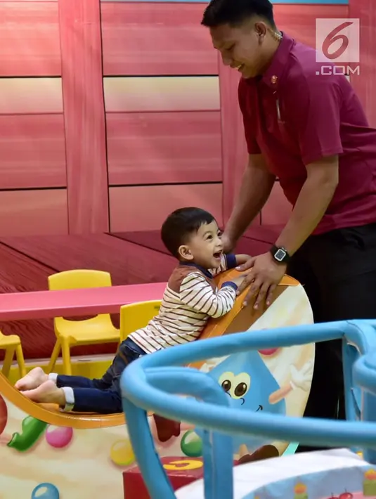 Cucu Presiden Joko Widodo, Jan Ethes saat bermain di arena permainan anak "Fun World" di mal Botani Square, Bogor, (8/12). Jan Ethes tampak riang bermain bersama beberapa anak sebayanya. (Liputan6.com/HO/Biro Pers Setpres)