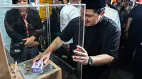 Erick Thohir pecahkan kacang walnut dengan layar Oppo A3 Pro 5G. Dok: Oppo Indonesia