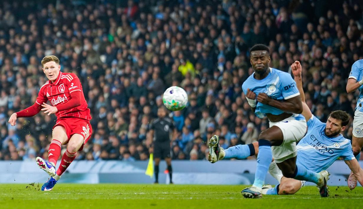 Pertandingan berjalan terbuka dengan sejumlah peluang di kedua sisi. Tim asuhan Josep Guardiola mendominasi penguasaan bola, tetapi tim tamu racikan Vitor Pereira tampil berbahaya lewat serangan balik. (AP Photo/Dave Thompson)