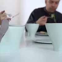 Berupa keramik, tak ada yang menyangka jika alat makan ini dibuat dari tulang belulang manusia. (Via: 