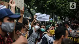 Para pencari suaka melakukan aksi unjuk rasa di depan kantor UNHCR, Jakarta, Selasa (18/8/2020). Dalam aksinya mereka meminta pertanggung jawaban dari UNHCR karena hingga saat ini banyak para pencari suaka tidak mendapatkan kejelasan akan nasibnya di Indonesia. (Liputan6.com/Faizal Fanani)