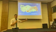Direktur Komunikasi Korporat JSC Akkuyu Nuclear Vasilii Korelski&nbsp;pada Senin (20/10/2025) di Mersin, Turki, mengatakan bahwa puncak konstruksi lebih dari 30.000 orang bekerja setiap hari di lokasi (Dok. Liputan6.com/Teddy Tri Setio Berty).
