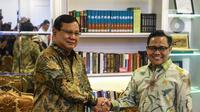 Ketua Umum PKB Muhaimin Iskandar (kanan) bersalaman dengan Ketua Umum Gerindra Prabowo Subianto di DPP PKB, Jakarta, Senin (14/10/2019). Kedatangan Prabowo ke DPP PKB dalam rangka silaturahmi dengan Muhaimin. (Liputan6.com/Faizal Fanani)