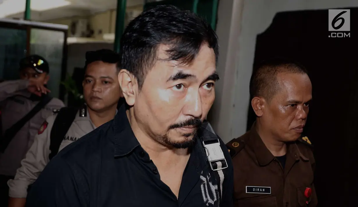 Gatot Brajamusti berjalan menuju ruang sidang di PN Jakarta Selatan, Selasa (24/4). Gatot dianggap melanggar ketentuan Pasal 81 ayat (2) UU Nomor 23 Tahun 2002 tentang Perlindungan Anak juncto Pasal 64 ayat (1) KUHP. (Liputan6.com/Immanuel Antonius)