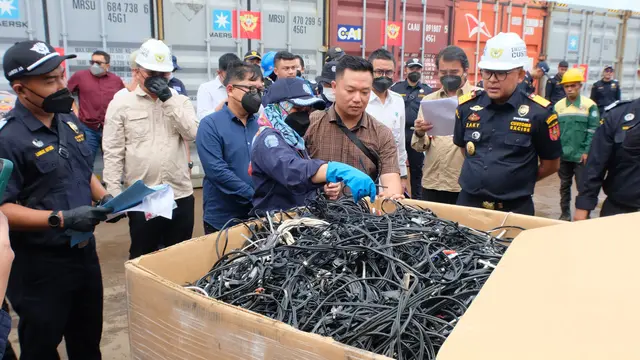 Puluhan kontainer berisi limbah bahan berbahaya dan beracun