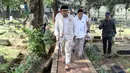 Pasangan calon gubernur dan calon wakil gubernur DKI Jakarta nomor urut 1, Ridwan Kamil dan Suswono berziarah ke makam sejumlah tokoh Jakarta di Tempat Pemakaman Umum (TPU) Karet Bivak, Jakarta, Rabu (25/9/2024). (Liputan6.com/Herman Zakharia)