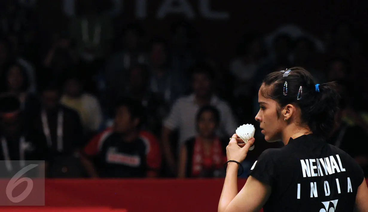 Pebulutangkis India, Saina Nehwal bersiap melakukan pukulan serve saat laga melawan Carolina Marin (Spanyol) di final Total BWF World Championships 2015 di Jakarta, Minggu (16/8/2015). Saina kalah16-21. 19-21. (Liputan6.com/Helmi Fithriansyah)