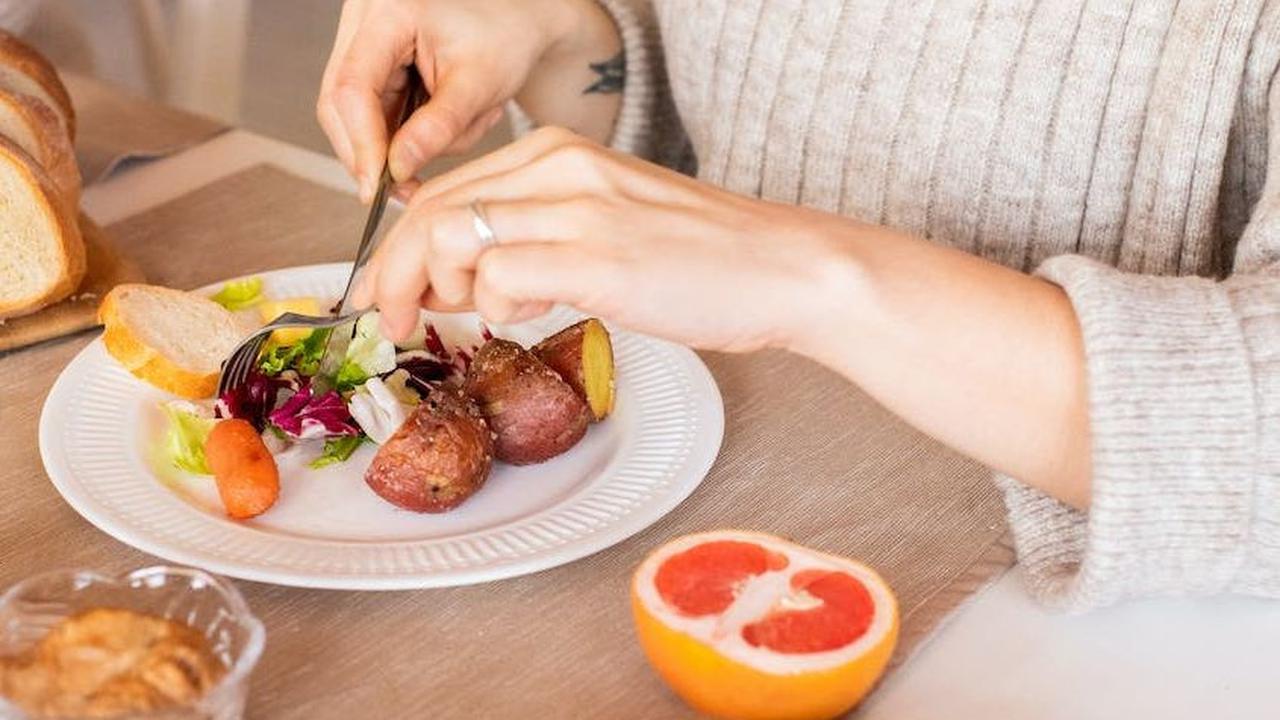 Dr. Liz Applegate, seorang ahli gizi dan peneliti di University of California, Davis, mengingatkan, "Tujuan utama dari sarapan adalah untuk memberikan energi dan nutrisi yang dibutuhkan tubuh, terutama otak, untuk berfungsi optimal."
