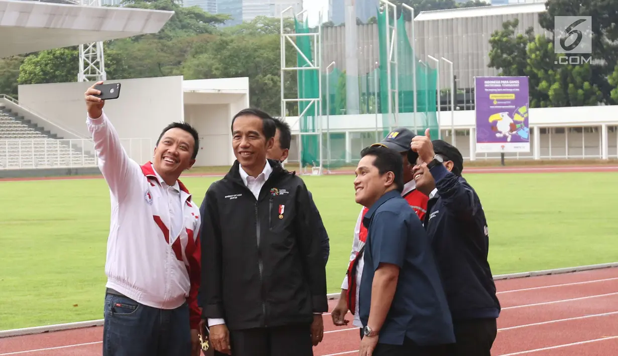 Menpora, Imam Nahrawi berswafoto dengan Presiden Jokowi beserta Menteri PUPR, Kepala Bekraf, dan Ketua Inasgoc saat meninjau sejumlah venue Asian Games 2018 di Kompleks Gelora Bung Karno, Jakarta, Senin (25/6). (Liputan6.com/Angga Yuniar)