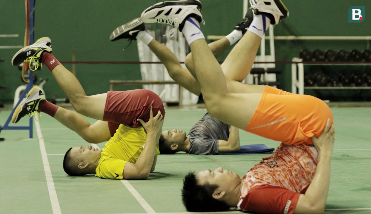 Tim ganda putra Indonesia, Marcus Gideon dan Hendra Setiawan, saat latihan fisik di Pelatnas Bulutangkis, Cipayung, Jakarta, Senin (7/5/2018). Latihan tersebut untuk persiapan jelang Piala Thomas pada 20-27 Mei 2018 di Thailand. (Bola.com/M Iqbal Ichsan)