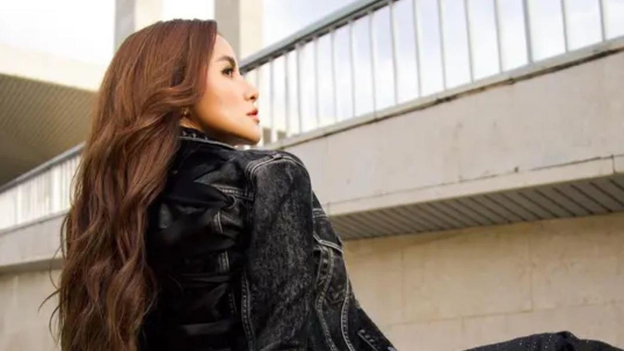 Inspirasi Model Rambut Panjang ala Olla Ramlan, Elegan dan Menawan