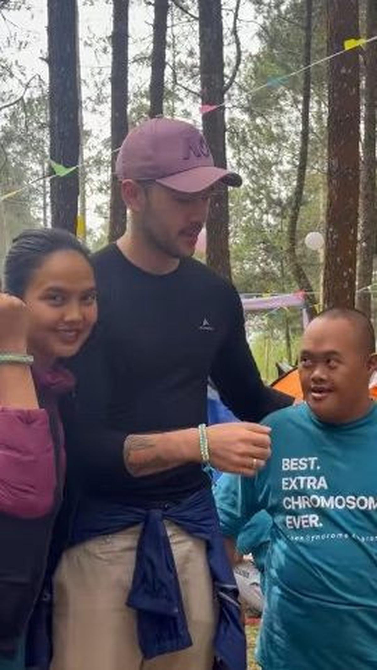 Kedua selebriti itu, Valerie dan Shanon, tersenyum bahagia saat menerima hadiah gelang yang menggemaskan berwarna kuning dan biru, tanpa mengetahui bahwa warna tersebut memiliki makna khusus bagi anak-anak dengan down syndrome.<br>