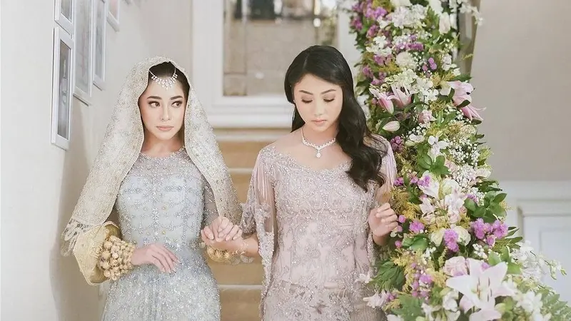 Nikita Willy didampingi sang adik menuju prosesi Malam Bainai