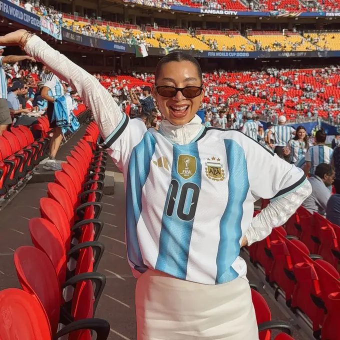 Pesona Eksotis Sleek Jennifer Bachdim Saat Nonton Piala Dunia 2026, Dukung Argentina dari Arrowhead Stadium