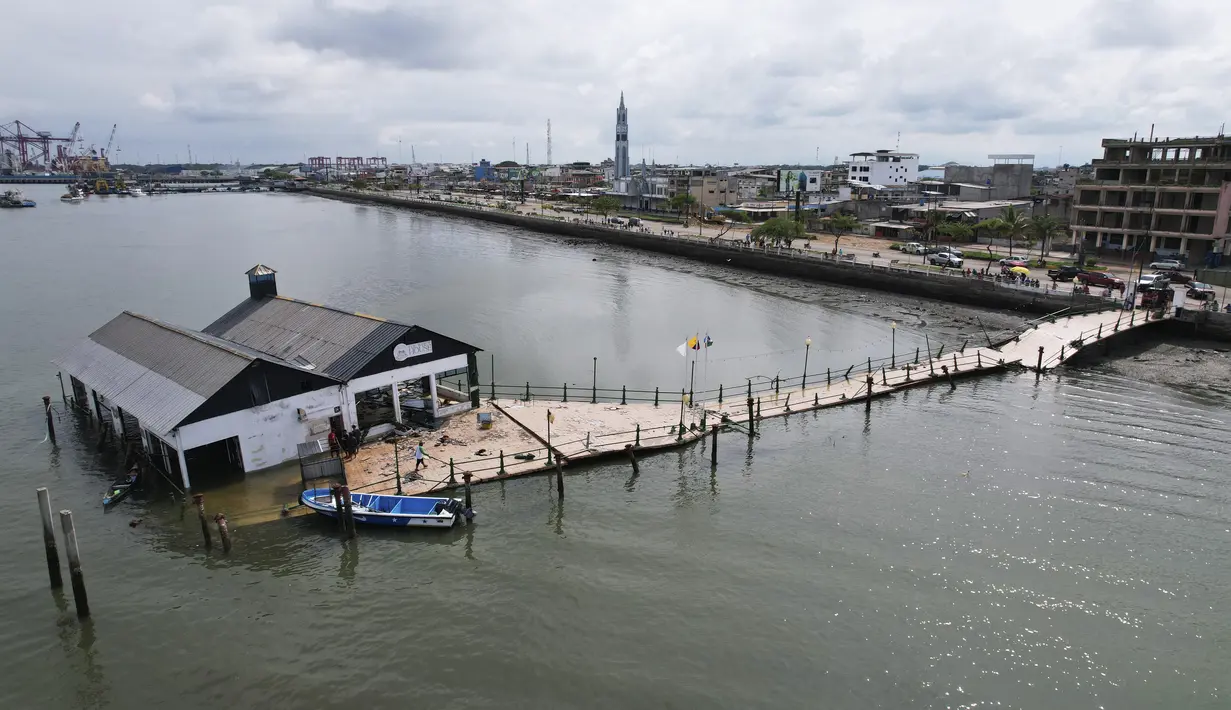 Museum Kelautan Puerto Bolivar dan dermaga terlihat runtuh di atas air setelah gempa bumi, di Puerto Bolivar, Ekuador, Minggu, 19 Maret 2023. (AP Photo/Cesar Munoz)