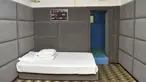 Interior ruangan di salah satu kamar tahanan untuk koruptor di Chengdu, China, 10 Desember 2015. Penjara khusus para terduga koruptor ini didesain dengan ditambah busa pada setiap dinding untuk memberi kenyamanan dan mencegah tahanan bunuh diri. (REUTERS)