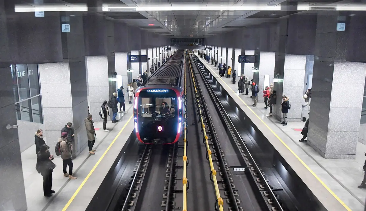 Pemandangan pembukaan baru Stasiun Kunstevskaya Big Circle Line (BCL) dari Moscow Metro (subway) di Moskow, Rusia, 1 Maret 2023. Big Circle Line baru sepanjang 70 kilometer (43 mil) adalah jalur kereta bawah tanah terpanjang di dunia, 13 kilometer lebih panjang dari pemegang rekor sebelumnya, Jalur 10 Kereta Bawah Tanah Beijing. (Sergei Kiselev/Moscow News Agency photo via AP)
