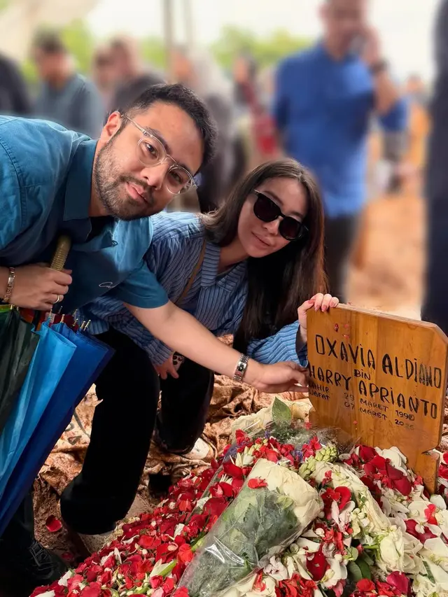 Penuh Makna, Ini Alasan Sahabat dan Keluarga Kompak Kenakan Biru di Pemakaman Vidi Aldiano