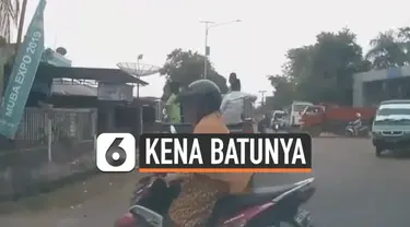 Terlihat dari kamera dashboard sebuah mobil menunjukan pelanggaran yang dilakukan seorang emak-emak.Tanpa melihat kaca spion dan tak menyalakan lampu sein, emak-emak ini langsung berbelok ke arah kiri jalan. Alhasil, ia pun kena akibatnya.