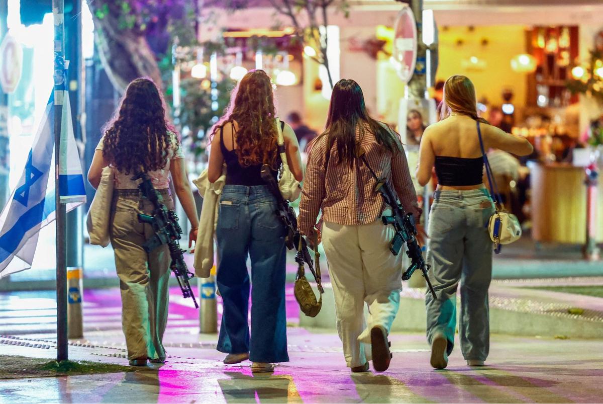 Wanita Israel bawa senjata saat jalan-jalan di Tel Aviv