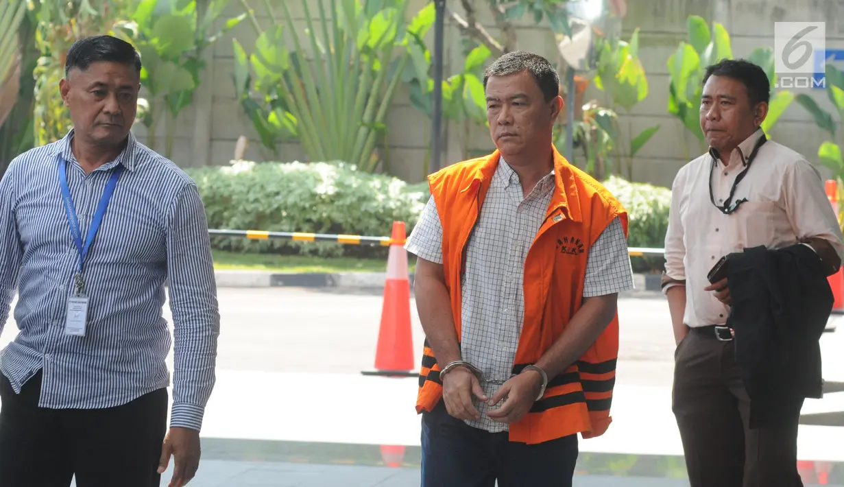 Pengusaha dan mantan tim sukses Bupati Talaud, Benhur Lalenoh tiba di Gedung KPK, Jakarta, Rabu (19/6/2019). Benhur Lalenoh diperiksa sebagai tersangka terkait dugaan suap proyek pembangan pasar di Kabupaten Kepulauan Talaud. (merdeka.com/Dwi Narwoko)